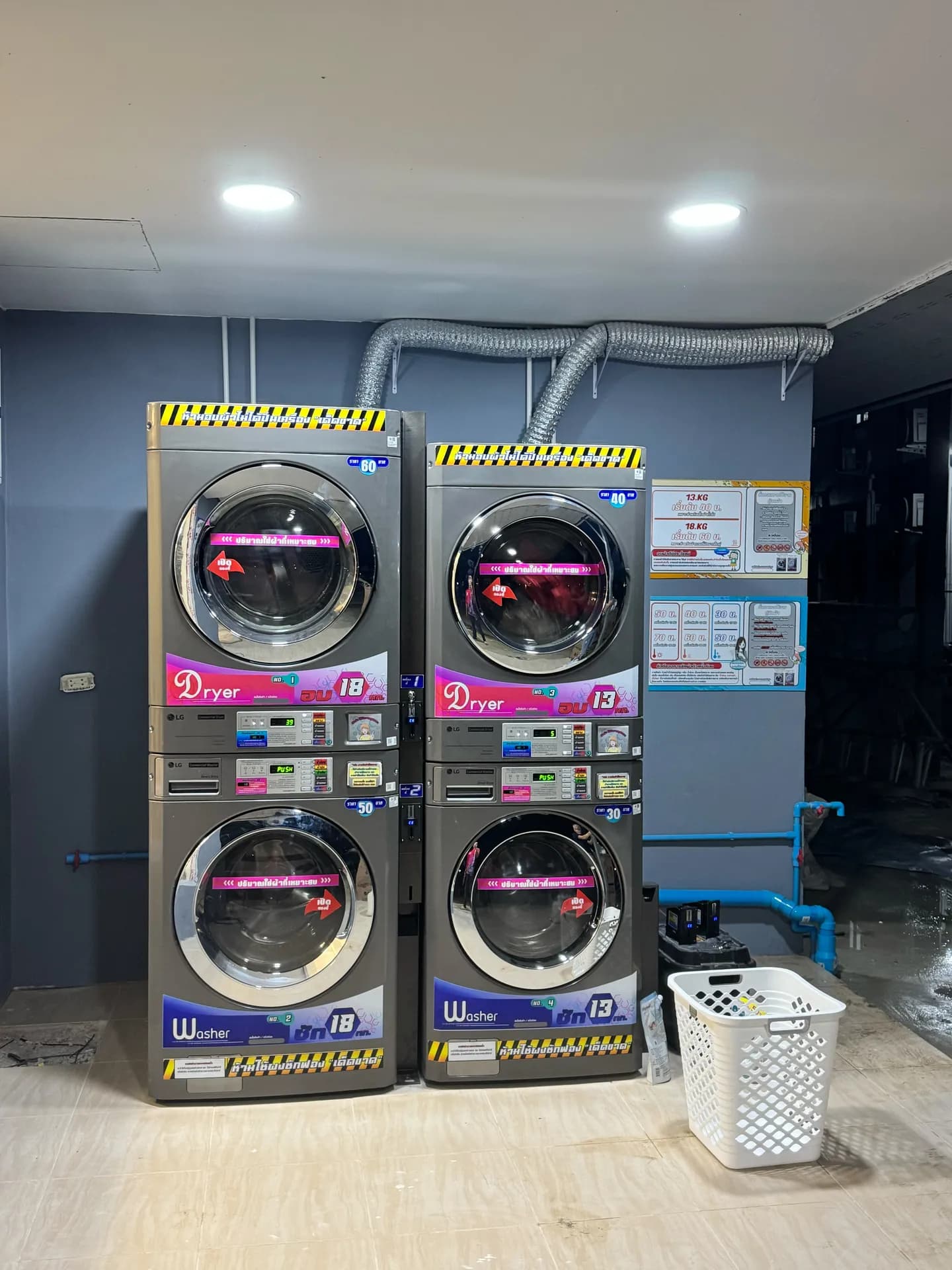 จุดบริการซักผ้าบริการตนเองขนาดกะทัดรัด ติดตั้งเครื่องวางซ้อนสองชุด